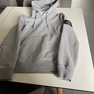 Stone island hoodie - Fått i present så inget kvitto finns :/
