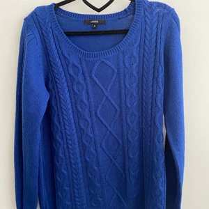 Stickad tröja  - Blå stickad tröja köpt second hand med fina detaljer framtill, storlek M! Frakt 66kr (spårbar), eller så kan jag mötas i Stockholm city💞