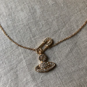 Vivienne Westwood copy - Copy på Vivienne Westwood halsband. Superfint, aldrig använt så i nyskick. Frakt ingår 🖤