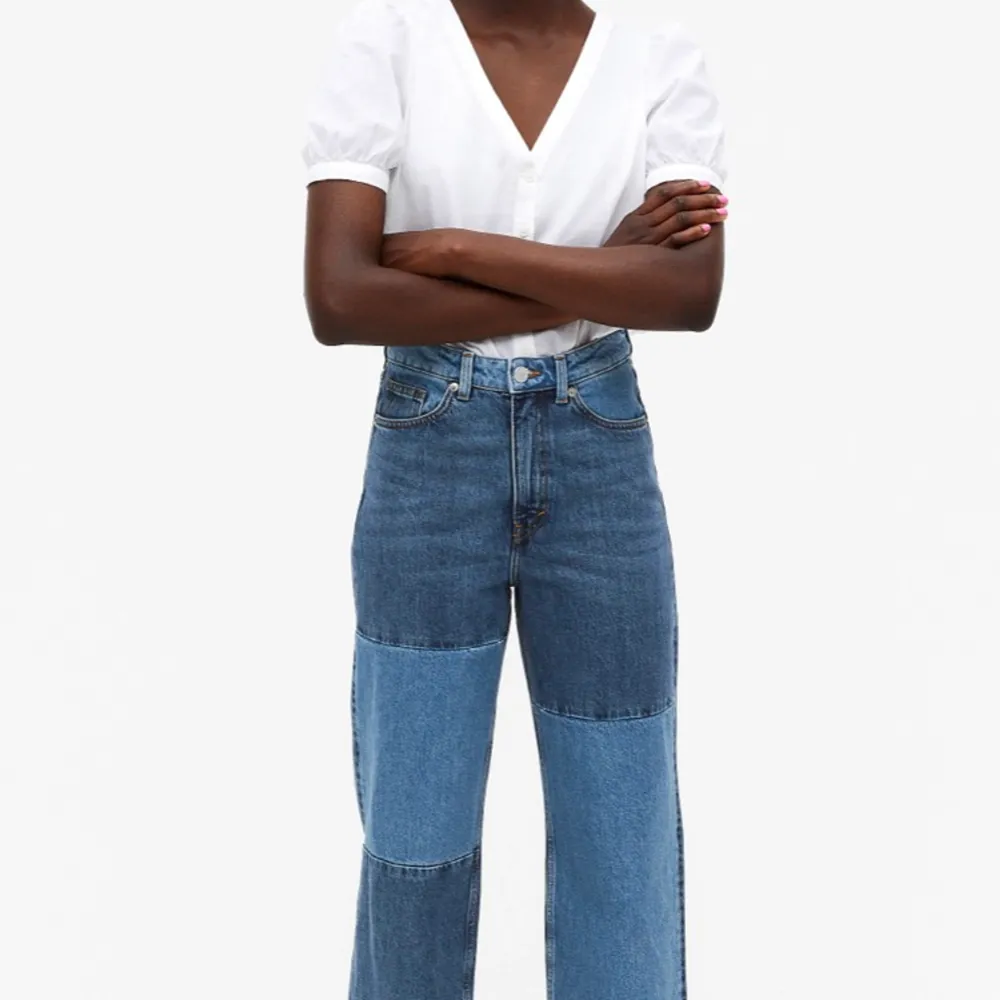 Säljer dessa älskade jeans från Monki, då de blivit lite för stora för mig då jag gått ner i vikt. Passar dig mellan 32-36. . Jeans & Byxor.