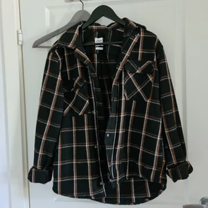 Rutig jacka från Zara - Rutig herr jacka från Zara i relaxed fit. Fickor vid sidorna, kan även stängas med dragkedja. Storlek S. Köparen står för frakt🥰