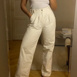 Vita jeans från Zara storlek 40 - Skickas endast -köparen står för frakt.  För referens är min längd 174 cm.