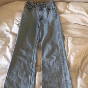 Zara jeans, långa, 34 - Säljer mina zara jeans, använda 2 gånger och väldigt bra skick, säljer dom för 150kr