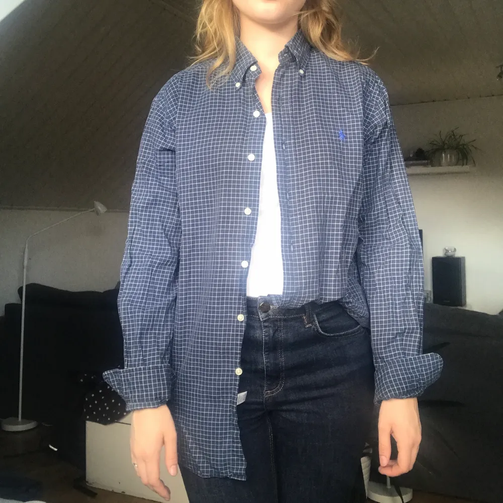 Skjorta från Ralph Lauren 👔 Modellen heter Classic Fit och den är i strl M  Skjortan är sydd efter en manskropp men fungerar lika väl för kvinnliga kroppar!  59kr plus frakt   #skjorta #ralphlauren. Skjortor.