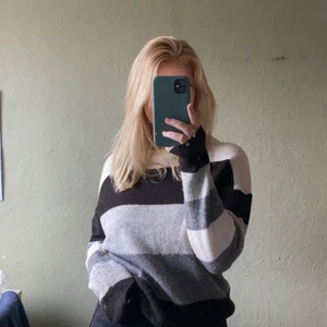 Tröja  - Säljer denna superfina tröjan då den inte kommer till användning, bra skick💕