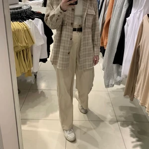 Kostymbyxor - Fina konstymbyxor i paperbag-modell med tillhörande skärp som säljs för att dom inte kommer till användning. Sparsamt använda. Skönt & stretchigt material, långa i benen!!