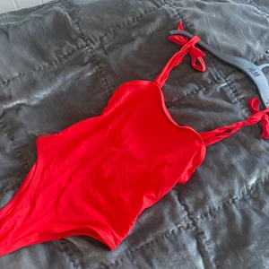 Baddräkt - Röd baddräkt från NAKD❤️ Aldrig använd så nyskick! Storlek xxs 🤩banden knyter man hur hårt eller löst man vill🥰
