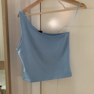 Blå topp men en arm frakten ingår i priset  - Jättesöt oanvänd blå topp ifrån Ginatricot 