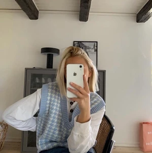 Oversize stickadväst - Superfin stickad oversizeväst i färgerna vit och blå!