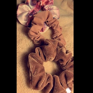 Rosa scrunchies - Rosa, scrunchies i olika nyanser💕 en kostar 13 kr men om du köper alla kostar det 25. Köparen står för frakten. Pris kan diskuteras. Skriv om du vill köpa.