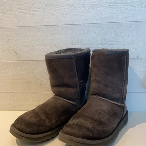 Gråa uggs strl 37 - Gråa uggs i storlek 37!! Säljer billigt då de är väldigt slitna men de är fortfarande (om inte mer) bekväma💕💕kan frakta men frakten betalar köparen själv