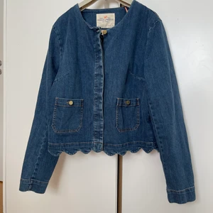 Denim jacka med unika detaljer  - Först till kvarn. Hämtas omgående. Kan hämtas i Stockholm. Vid leverans betalar köparen. Säljs p.g.a flytt. 