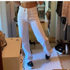 Zara jeans  - Superfina vita jeans🤍🤍tror dem är storlek 36, köparen står för frakt (lånade bilder) 
