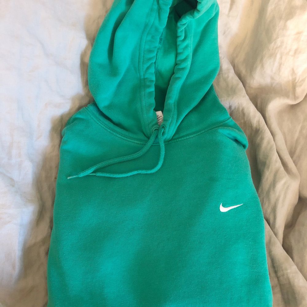 Säljer min super fina gröna vintage Nike hoodie som jag köpte här på Plick. Den har två små fläckar på sig som du ser på sida 2 och 3. Annars är den i bra skick 🥰❤️. Tröjor & Koftor.