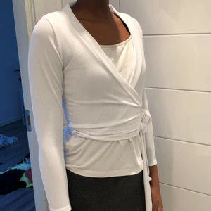 Långärmad topp med knytdetalj - Jättesöt topp med knytdetalj från boohoo. Finns i både svart och vitt, båda aldrig använda. En för 150, båda två för 275.