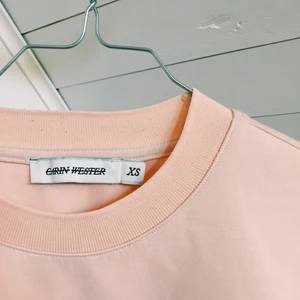 Carin Wester tröja - Ljusrosa/aprikos tjocktröja från Carin Wester i finare tyg. Strl xs men funkar definitivt för s också. Frakt tillkommer 