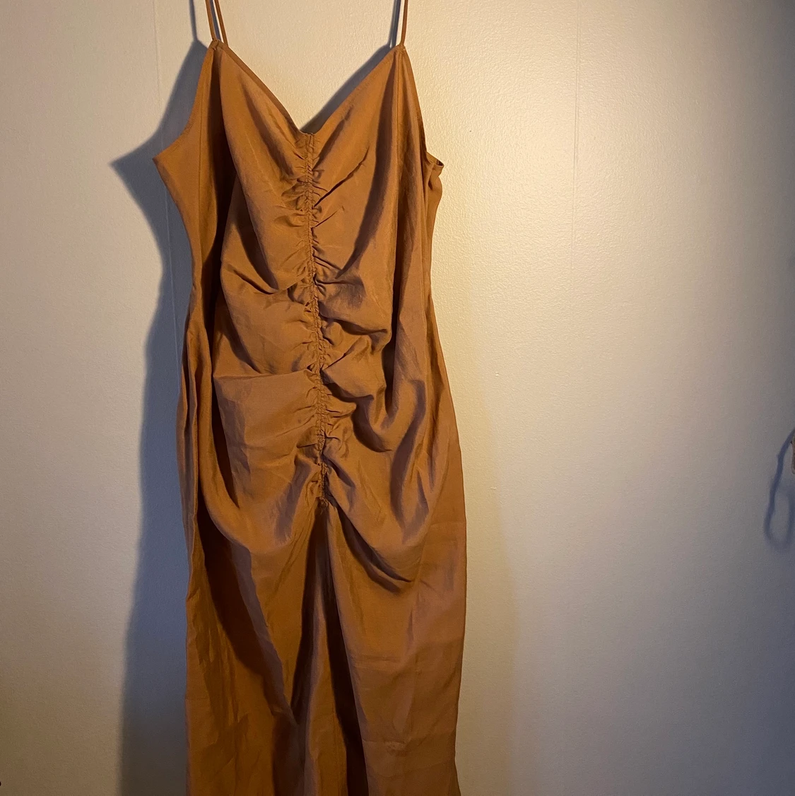 Brun knä lång klänning