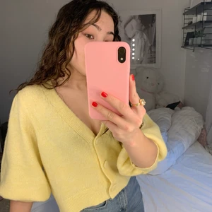 Gul kofta 💛 - Säljer nu min älskade gula kofta från mango som inte går att köpa längre, säljs eftersom att den inte kommer till användning. Därav använd ett fåtal gånger:) Frakten ingår säljer dock bara vid bra bud. BUDA I KOMENTARERNA :)💛❤️ 