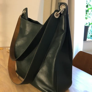 Whyred Ons Shopper, mörkgrön - Säljer min Ona Shopper i mörkgrönt läder 💚 den långa remmen är oanvänd och därför av en annan nyans, båda är avtagbara så man kan välja vilken man vill använda. Använd med kärlek! Pris diskuterbart. Nypris 3500 kr 