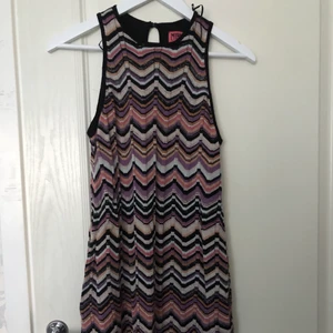 Missoni klänning - En jättefin klänning från Missonis samarbete med Lindex. Ganska figursydd med samtidigt sitter den inte jättetight på kroppen. Perfekt klänning för sommaren! 🦋💖🌟🥰 Kan mötas upp eller levera men då står köparen för frakten! Skriv till mig privat om ni vill se fler bilder så fixar jag det. KÖÖP💜😍