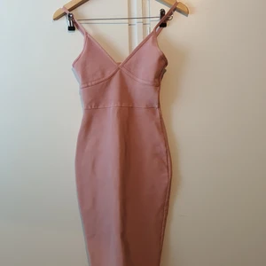 Sexy dress storlek "S" - Har använt för nyårsdagen och tvättat en gång, ger en jätte fin kroppsbyggnad. Klänningen är tätt!!     NY PRIS 500kr aprox!!!!