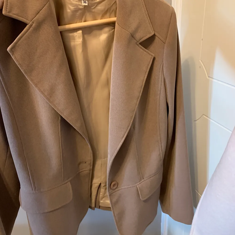 Supersöt kavaj i en fin brun färg frakten ingår i priset. Kostymer.