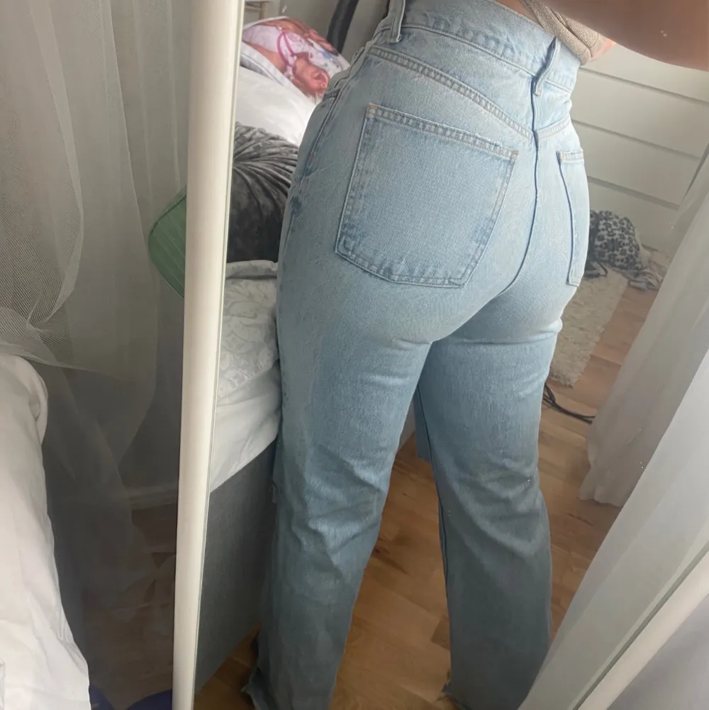 Säljer ett par blåa populära jeans från zara som är slutsålda. Jeansen är i storlek 40 men sitter som 38. De är i väldigt bra skick och säljs därför från 200kr+frakt. Jeans & Byxor.