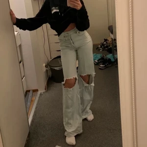 Jeans - (Lånade bilder från hon jag köpte av) Sjukt snygga jeans men dom är tyvärr för små för mig så därför vill jag sälja vidare till någon som kommer använda dom. Skriv för fler frågor🥰