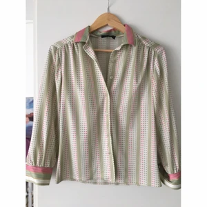 Retro blus - 💐 Så söt blus i fina pastellfärger, knappt använd och väldigt fint skick 💐 frakten ingår men drar av 50kr vid upphämtning i stockholm