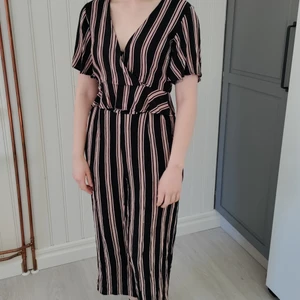 Set i två delar - Detta är ett set med topp och byxa, som kan köpas ihop eller separat. Del 1: Crop top från Perfect stranger, inköpt i Australien. Storlek 10/M. Fin, djup urringning.  Del 2: Vid byxa från Perfect stranger, hög midja, inköpt i Australien. Storlek 10/M.  50kr för båda delarna. Köpare står för frakt. ❤️