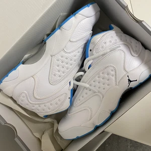 Air Jordan OG ”University Blue” - säljer mina jordans som jag köpte i somras då jag ej använder dem, har endast testat på skorna så de är så gott som nya! originalpris 1450kr, köpta från jd sports :)