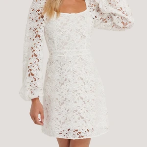 Blommig virkad klänning från NAKD (slutsåld) - Tänkte kolla intresset för denna fina klänning. Passar perfekt för studenten men även som sommarklänning. Köpte den för att ha till studenten men den satt inte perfekt på mig, därav att jag kollar intresset. Den är helt slutsåld på NAKDs hemsida och verkar inte komma in mer!🥰 Om ni vill ha bilder på den är det bara att skicka ett meddelande. Pris kan diskuteras!😊 Oanvänd och prislapp är kvar. Köpt för 499kr