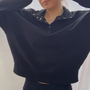 Oversized tröja - As mysig oversized tröja från weekday i strl S med knappar🖤🖤Köparen står för frakten (66kr)🖤🖤
