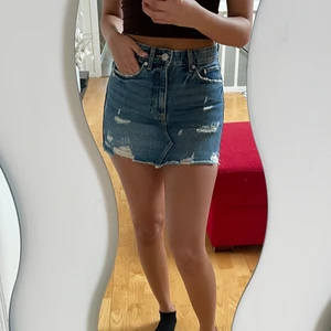 Zara kort jeanskjol - Säljer min superfina jeanskjol från Zara. Den är köpt för kanske 1 år sen och finns inte kvar. Säljer pga jag inte använder. Storlek XS men passar mig som är som ofta har 34-38 eller S 