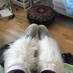 Benvärmare i vit fejkpäls✨💗 - Säljer egensydda benvärmare om nån är intresserad kan jag sy fler✨✨  Ni kan buda vad ni känner också💞