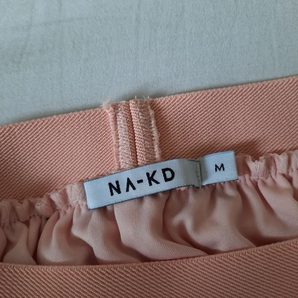 Jätte somrig rosa kjol från NA-KD, köpt för 249 kr och endast använd 1 gång. . Kjolar.