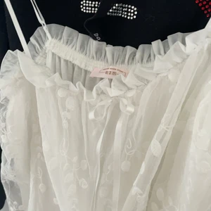  Nattlinne - Helt nytt nattlinne som är sjursterbart, från ”romantic design studios”🥰 väldigt skönt och fluffigt och som ni ser på andra bilden finns det ett lager under det genomskinliga tyget💕pris kan diskuteras:)