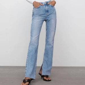 Utsvängda Jeans från Zara med slits - Säljer dessa jeans från Zara i storlek 36. Använda en gång. Säljer då jag har två par. Nypris 360kr