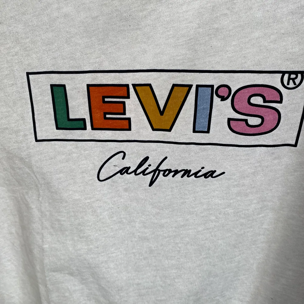 Detta är en fin sommrig Levis T-shirt då jag säljer för att den inte kommer till användning. Köparen står för frakten eller hämtas upp i Sundsvall💙. T-shirts.