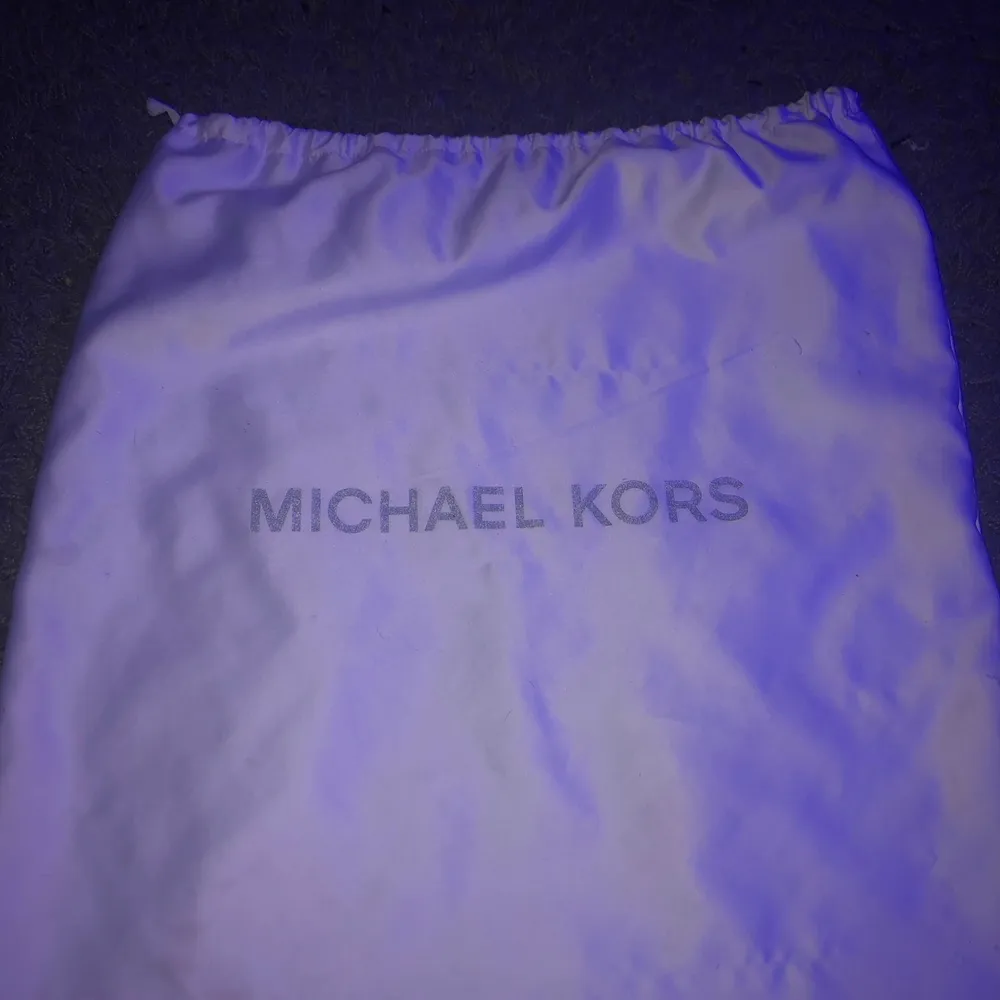 En vit Michael kors väska gjort av silke. Funkar jätte bra att ha kläder i eller annat.. Väskor.