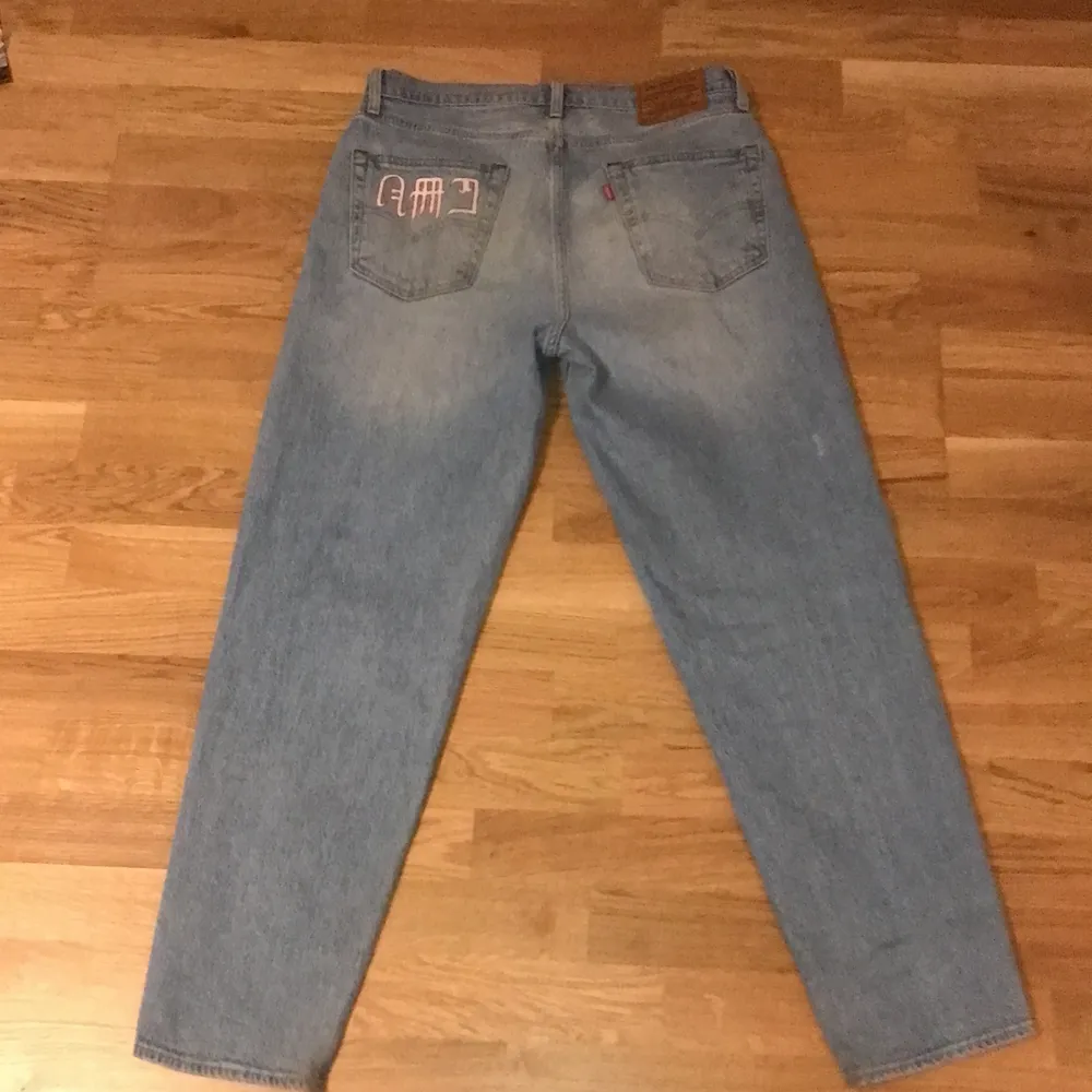 Handmålade Levis jeans. (Köpta på carlings för 1300kr+ 300 för målningen )             Bud i kommentarerna . Jeans & Byxor.