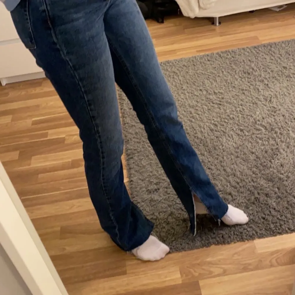 Helt slutsålda jeans från Zara med slits, långa på mig som är 170cm 🤩 köparen står för frakt, kan sänka priset vid snabb affär. Jeans & Byxor.