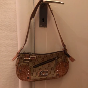 Guess väska - Brun mini guess väska, fick den som present för några år sedan men har nästan aldrig använt 