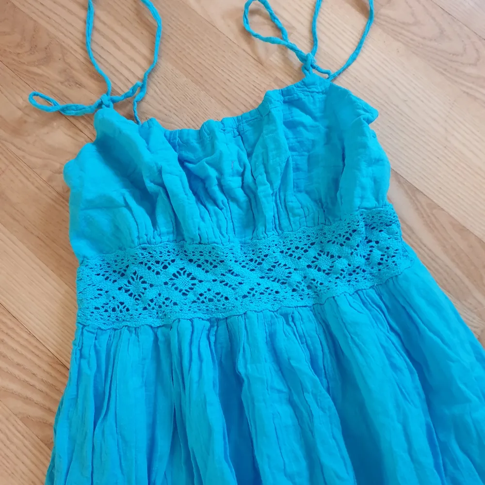 Så fin sommar klänning. Fin blå färg.. Klänningar.