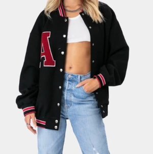  Versity Jacka - En snygg oversized versity jacka🤍 Aldrig använd då jackan var för stor och eftersom den är oversized så skulle det även passa storlekarna xs- m , prislappen är även kvar. Köparen står för frakten❣️Kontakta mig för fler bilder💞 priset kan diskuteras. 