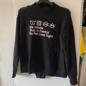 Kloooka citat - Cool sweatshirt från forever21! Asbra och snyggt tryck. Använd ett fåtal gånger. Lite högre i halsen! Storlek M❤️