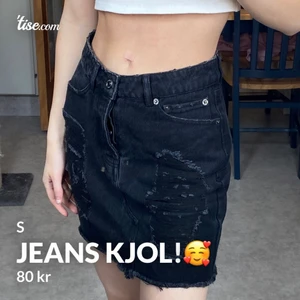 Jeans kjol🥰 - Säljer för har aldrig använt den. Jättebra till sommaren! (Plåster på naveln för råka dra ut min navelpiercing haha) Köparen står för frakten om man inte möts upp🥰