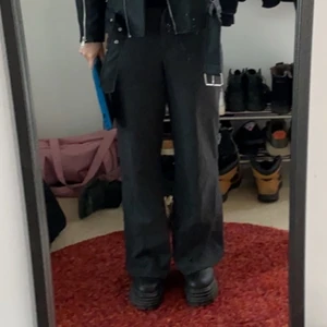 Kostymbyxor  - Säljer dessa kostymbyxor från Zara som är mörkgråa storlek S 