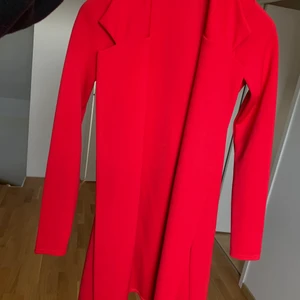 Röd Blazerdress  - Mycket fin röd blazerdress ifrån Missguided! Endast provad så plagget är i nyskick! Betalning sker via Swish!
