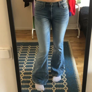 Bootcut jeans  - Skulle säga 32/34 i benen eftersom d är långa❣️ typ 29 i midjan..???